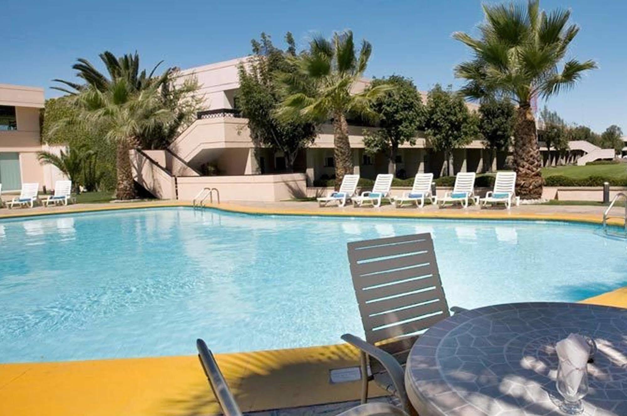Fiesta Inn San Luis Potosi Glorieta Juarez Bagian luar foto