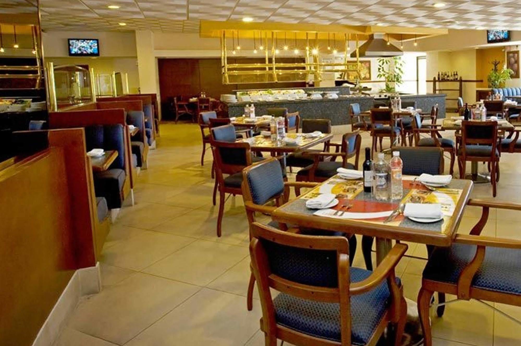 Fiesta Inn San Luis Potosi Glorieta Juarez Bagian luar foto